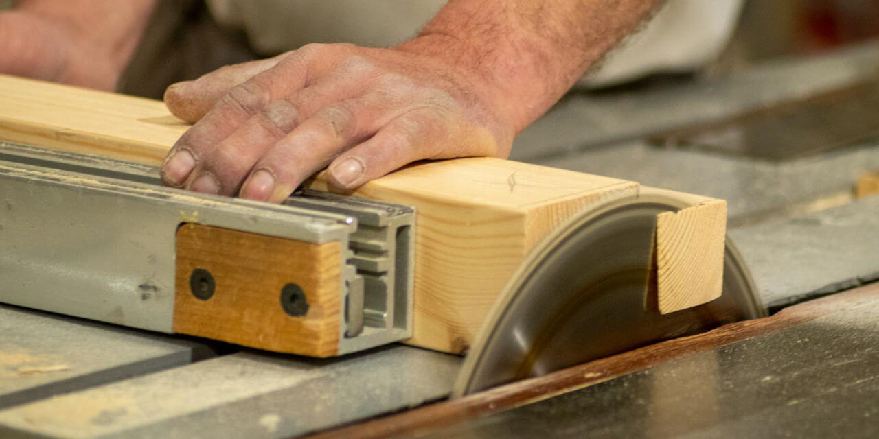 Produzione porte legno massello tra artigianalità e automazione