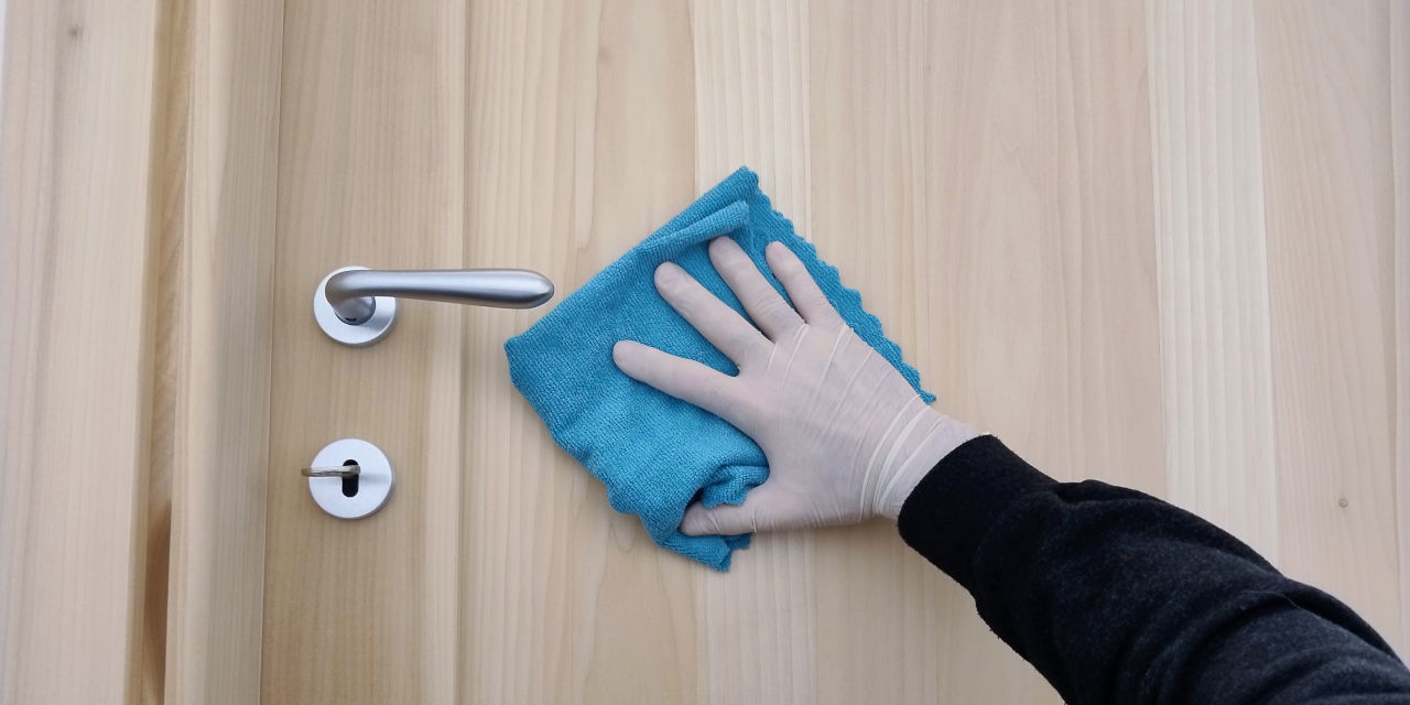Pulizia e manutenzione delle porte in legno massello